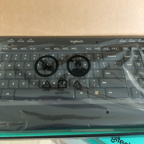 Logitech MK520 Wireless Keyboard and Wireless Mouse Combo - Picture 4 of 5